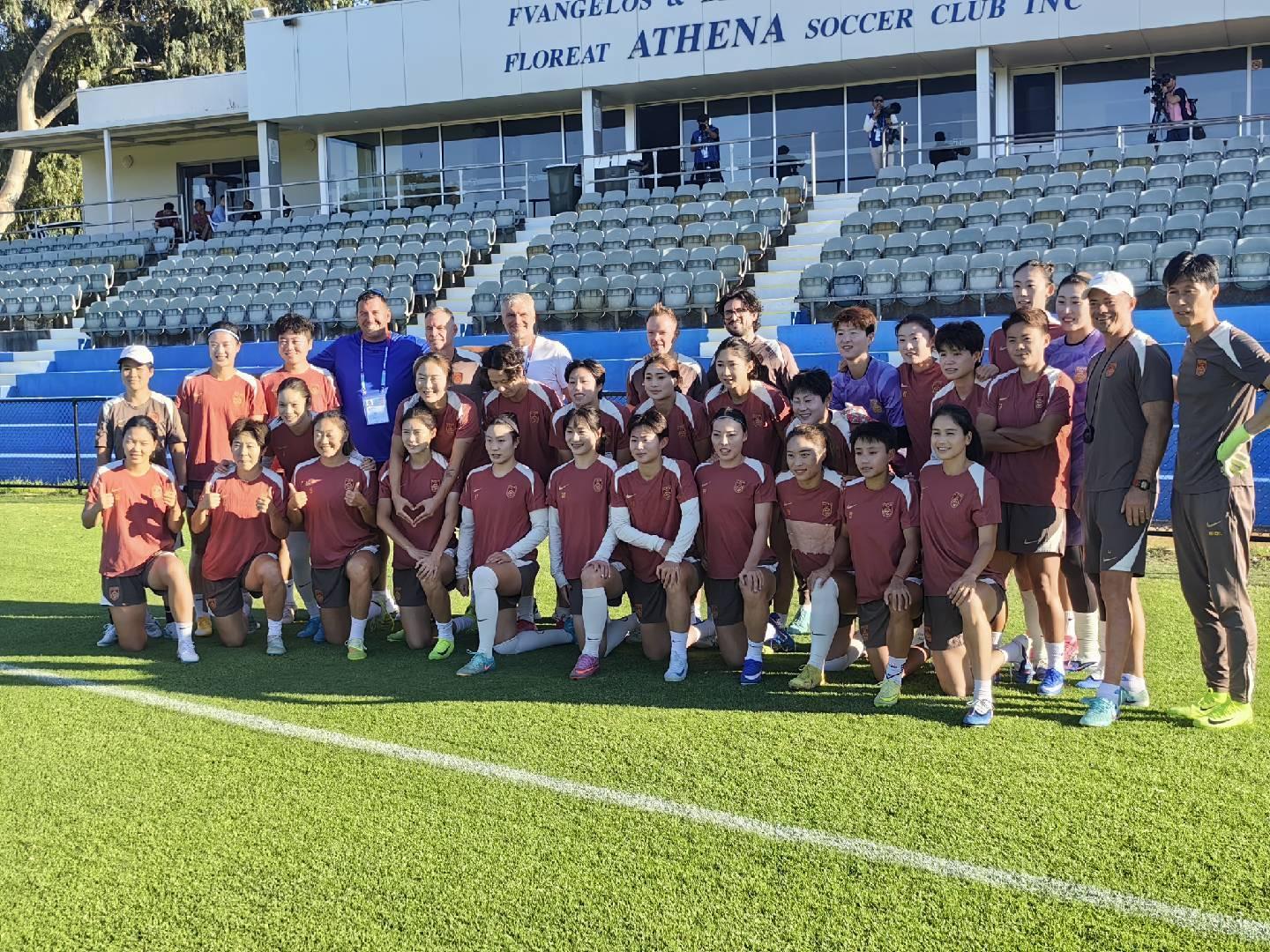 B体育体育报道-中国女足珀斯最后一练，场地工作人员与全队合影留念