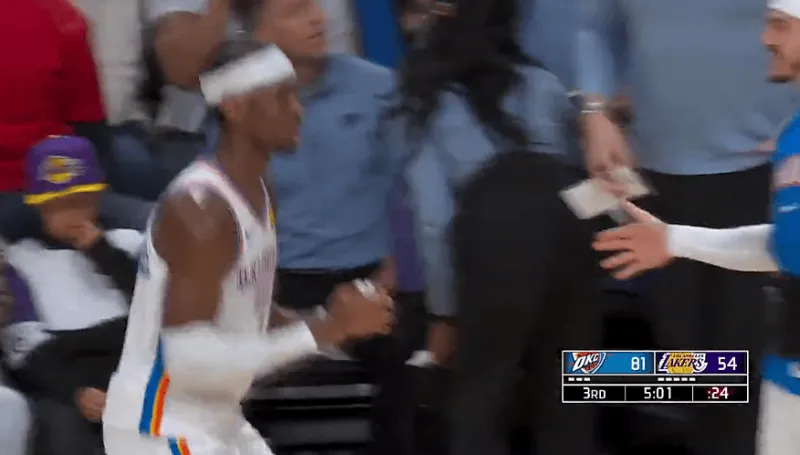 亚历山大三分投进得到19分，雷霆下半场16-7领先湖人27分