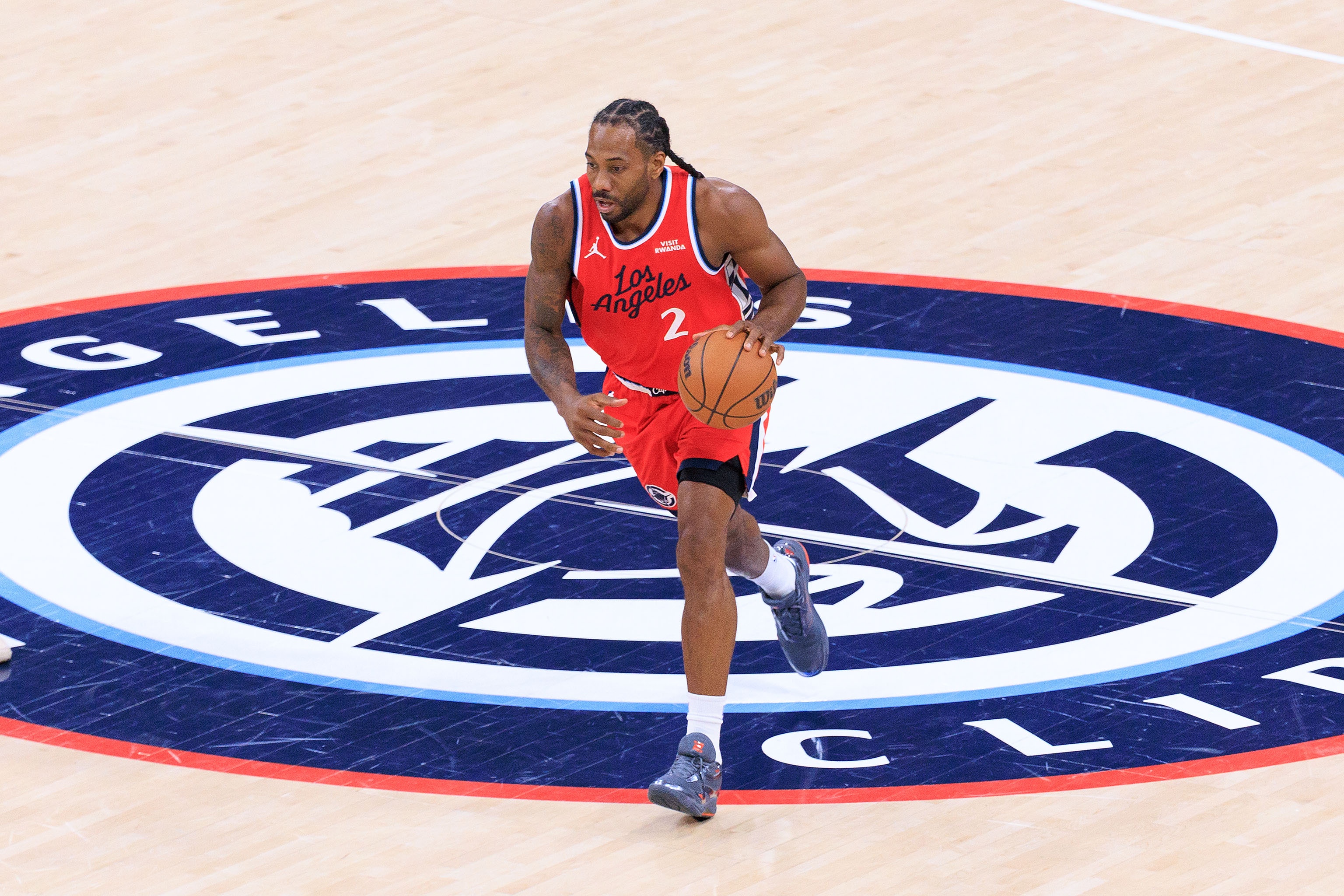 B体育官方首页-机器人稳！伦纳德个人生涯连续第55次砍20+ 继续刷新生涯纪录